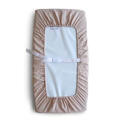Immagine di Mushie Fodera per Fasciatoio Lavabile 70 x 45 cm Adatta Fasciatoi Standard Cinture di Sicurezza Regolabili Accessori Bambini Sicuri e Alta Qualità Blush