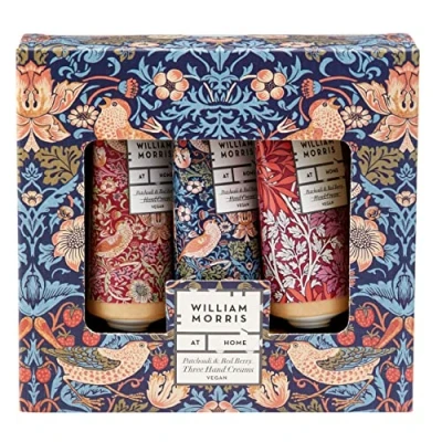 Immagine di William Morris At Home Set regalo con crema mani al patchouli e bacche rosse, arricchita burro di karitè oli essenziali, dimensioni adatte ai viaggi, 3 x 30 ml