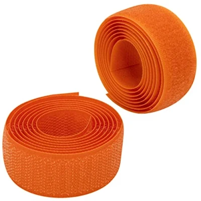 Immagine di Aerzetix C65936 Nastro/rotolo di scratch 25mm 1 metro auto aggrappante organizer/fermacavo striscia aggancio sacchetto indumento cinghia colore: arancione in poliammide e poliestere