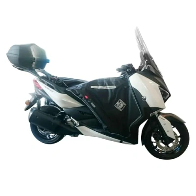 Immagine di Tucano Urbano coprigambe per scooter Termoscud® R190. L&#039;originale termoscudo con brevetto anti sventolio S.G.A.S. Costruzione triplo strato HYDROSCUD a tenuta stagna. Termico. Certificato CE