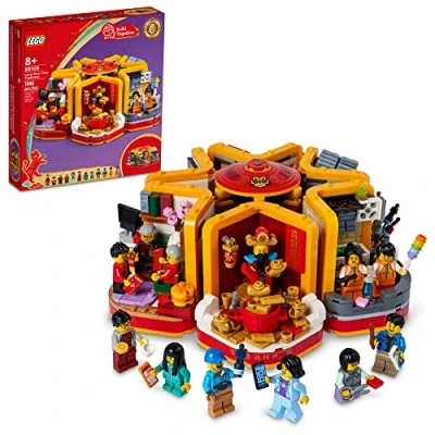 Immagine di LEGO Lunar New Year Traditions 80108 Kit da costruzione, giocattolo regalo per bambini dai 8 anni in su, con 6 scene festive, 12 minifigure, incluso il dio della ricchezza (1.066 pezzi)