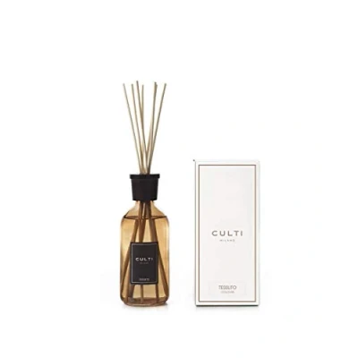 Immagine di Culti Diffusore Bastoncini Marrone Stile da 500 ml Milano Fragranza Tessuto, Foglie di Cassis e Musk Durata 3 Mesi Metratura 10 a 20 mq