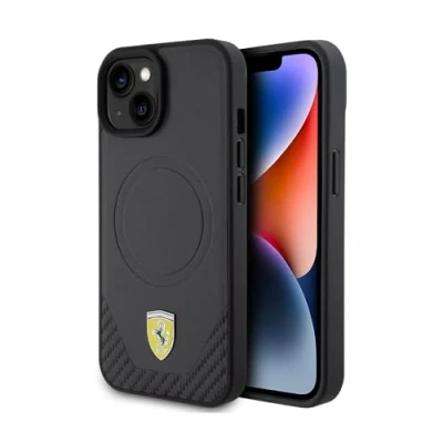Immagine di CG MOBILE Ferrari custodia per telefono compatibile con Magsafe iPhone 15 Plus, fondo in PU nero, protettiva fibra di carbonio e resistente facile scatto, assorbimento degli