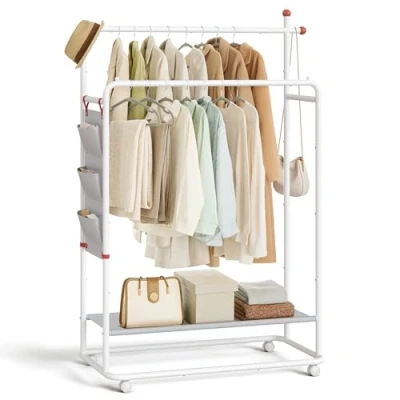 Immagine di SONGMICS HOME Stand Appendiabiti, Attaccapanni in Metallo con Ruote, 2 Barre Tasche Laterali, Ripiano, Ganci a Forma di Fiammifero, Bianco Opaco HSR171W01