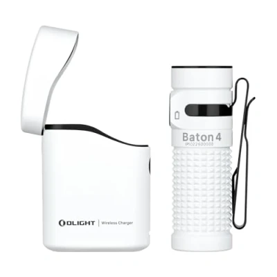 Immagine di OLIGHT Baton 4 kit Torcia EDC con Scatola di Ricarica Piccole Dimensioni ad Alta Luminosità 1300lm Pulsanti Laterali in Metallo Adatta a Casa o Viaggio All&#039;aperto (Bianco)