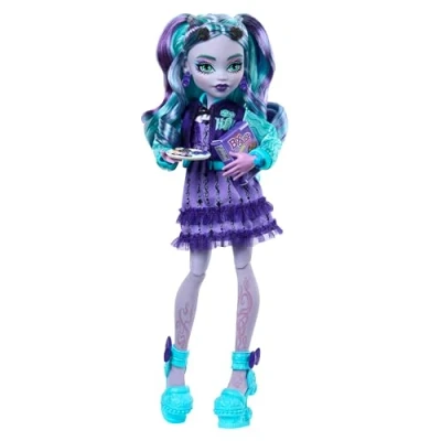 Immagine di Monster High Diario degli Orrori Twyla, set con bambola e accessori a tema game club, include giacca in stile college, annuario, gioco da tavolo biscotti, giocattolo per bambini, 4+ anni, HXW31