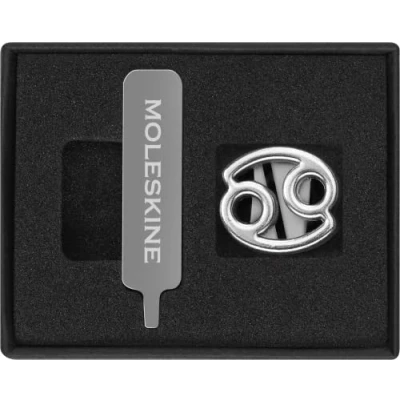 Immagine di Moleskine Pin per Taccuino o Agenda Cancro, Spilla Simbolo Zodiacale, Personalizza la Chiusura con Elastico, Idee Regalo Personalizzato, Colore Argento