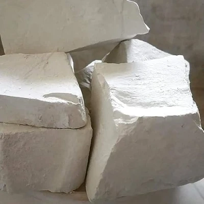 Immagine di VRINDAVANBAZAAR.COM Grumi di gesso indiani bianchi 1 kg