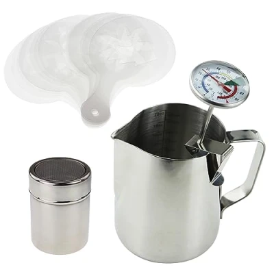 Immagine di Kit per barista con termometro latte, brocca da 600 ml, shaker cacao e un set di 16 stampi decorativi ideale caffè, latte macchiato, cappuccino, caffè della moca