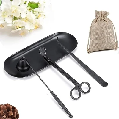 Immagine di QeeHeng Utensili Candele 4 in 1,Set Accessori per Candela,Set tagliacandele,stoppino Vassoio,Strumenti Cura della Candela Acciaio Inox,Kit di Bastoncini spioncino (Nero)