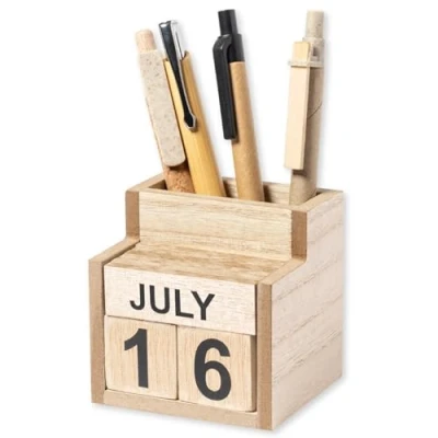 Immagine di Calendario perpetuo da tavolo in legno MDF dal design vintage con data sostituibile portapenne, utensilo ordine e sostenibilità sulla scrivania, marrone