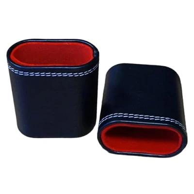 Immagine di PrimoGames Set di 2 bicchieri cubi in ecopelle, colore nero/rosso, con rivestimento interno feltro, per giochi a cubetti, backgammon, feltro shaker P 16213