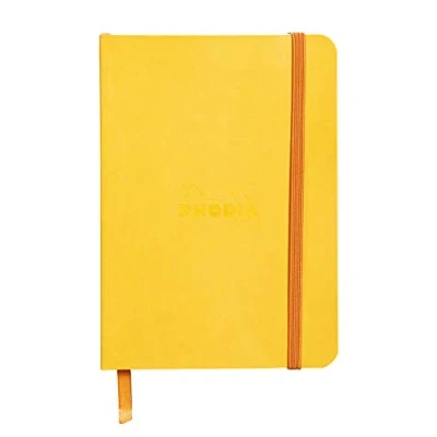 Immagine di RHODIA 117316C Taccuino flessibile giunchiglia A6 a righe 144 pagine Carta Clairefontaine Avorio 90 g/m Segna pagina, Chiusura con elastico Copertina Simil Cuoio Collezione Rhodiarama