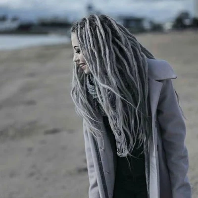 Immagine di 20 Strands Dreadlock Extensions 24 Inch Synthetic Hippie Single Ended Dreads Ginger 0.6 cm Width Loc Reggae Style Crochet Hair for Women (1B/Grey)