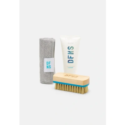 Immagine di DFNS Footwear Cleaning Kit, include Detergente per Calzature, Spazzola la Pulizia delle Calzature e Panno in microfibra, cura di scarpe Pelle, Camoscio, Nabuk tela, Sneakers