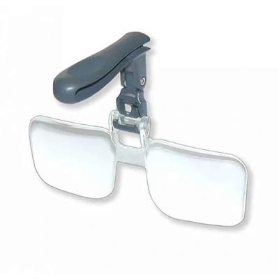 Immagine di Carson VisorMag Lente d&#039;Ingrandimento 2x a Mani Libere con Clip per Cappelli, Lenti Ribaltabili e Custodia Protettiva Inclusa, Ideale Pesca Hobby all’Aria Aperta (VM 12)