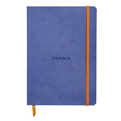 Immagine di RHODIA 117408C Taccuino flessibile zaffiro A5 a righe 160 pagine Carta Clairefontaine Avorio 90 g/m Segna pagina, Chiusura con elastico Copertina Simil Cuoio Collezione Rhodiarama