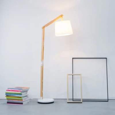 Immagine di Lightbox Lampada da terra con paralume in tessuto decorativo e interruttore a pedale Testa orientabile Metallo/legno/tessuto marrone/bianco Altezza 1,6 m