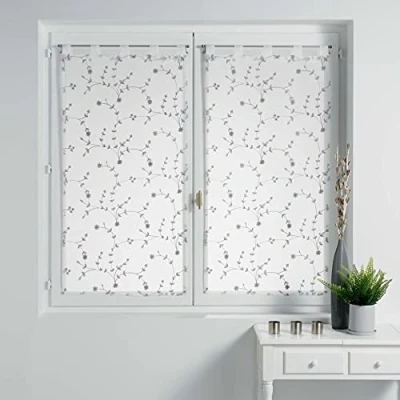 Immagine di Douceur d&#039;Intérieur. Coppia di tende dritte con passanti, 60 x 160 cm, velate, sabbiate, ricamate piccoli fiori, colore: bianco/grigio.