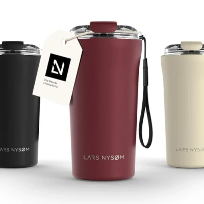 Immagine di LARS NYSØM Tazza Termica Per caffè Thermo Coffee Mug to Go con Cinturino &amp; Coperchio in Tritan 500ml da Viaggio Senza BPA 0,5 Litri Isolamento e tè (Berry Red, 500ml)