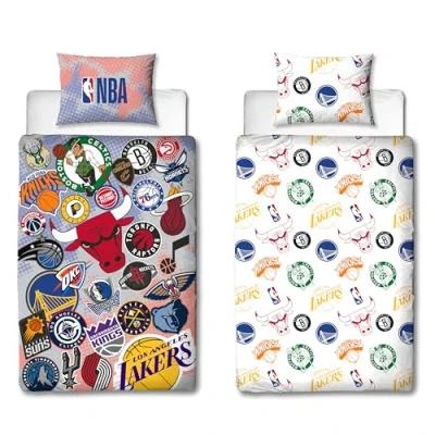 Immagine di Character World Set copripiumino singolo con licenza ufficiale NBA, design distintivi della squadra, reversibile, 2 lati, federa coordinata, perfetto per la camera dei bambini