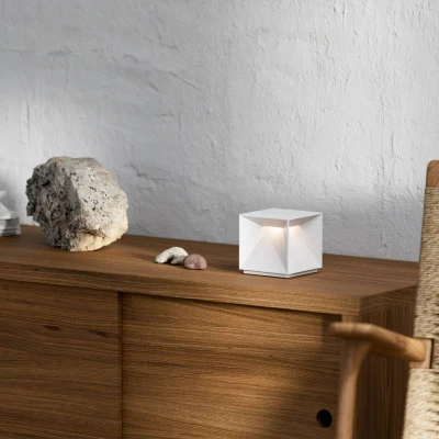 Immagine di SIGOR Nutalis Lampada da tavolo a LED dimmerabile, forma di cubo, per interni ed esterni, IP54, resistente agli spruzzi, altezza 10 cm, ricaricabile con Easy Connect Puk, durata 9 ore, bianco neve