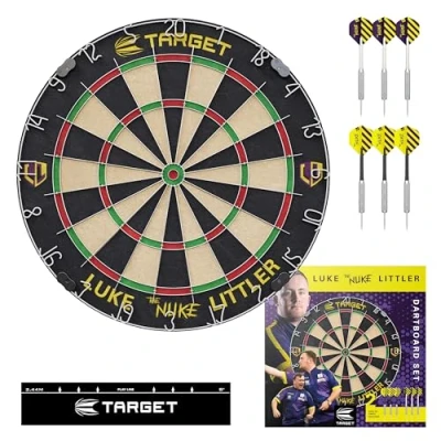 Immagine di Target Darts Luke Littler Dartboard Set Spieler Edition &#039;The Nuke&#039; Dartscheibe mit 2 Steeldarts, Wettbewerb Standard Abwurflinie Professionelles Dart Setup &amp; Zubehör