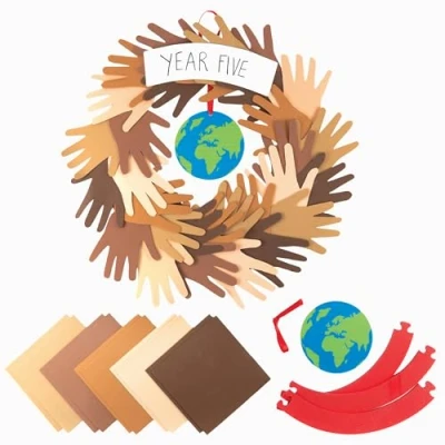 Immagine di Baker Ross FX927 Kit di classe per ghirlande impronte mani della diversità 1 kit, arti e mestieri bambini, Artigianato scolastico