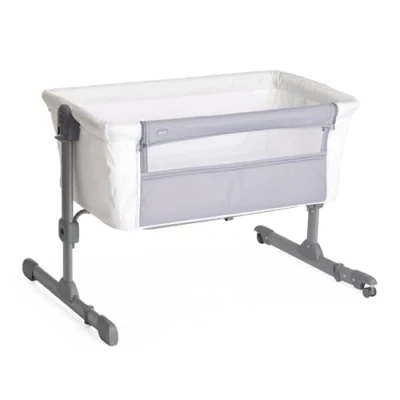 Immagine di Chicco Next2Me Essential Culla Neonato Fianco Letto, Sostenibile, Compatibile con Diversi Letti, Altezza Regolabile,Inclinabile, Buona Circolazione dell&#039;Aria, Materasso e Borsa inclusi, Bianco