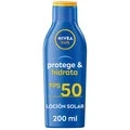 Immagine di NIVEA SUN Protegge &amp; Idrata lozione solare FP50+ (1 x 200 ml), crema ad assorbimento rapido e impermeabile, idratante con vitamina C acido ialuronico, protezione UVA/UVB molto alta