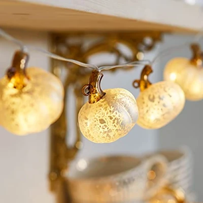 Immagine di Lights4fun Catena Luminosa di 10 Zucche Vetro Bianco con Effetto Antico LED Bianchi Caldi a Pile per Interni