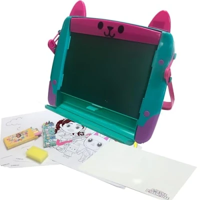 Immagine di Cefa Toys Cavalletto artistico 4 in 1 La casa delle bambole di Gabby, ha 2 facce, include gessetti, pastelli, poster da colorare e una maniglia per il trasporto, adatto bambini a partire 3