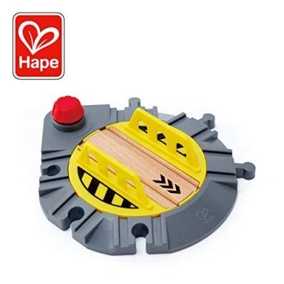 Immagine di Hape Piattaforma girevole per treni Scambio binari a sei direzioni regolabile con manopola gioco trenini bambini dai 3 anni