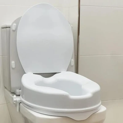 Immagine di OrtoPrime Rialzo WC per Disabili con Coperchio Altezza 10 cm Alzawater Ortopedico Sistema di Fissaggio Laterale Sicurezza water Universale Regolabile