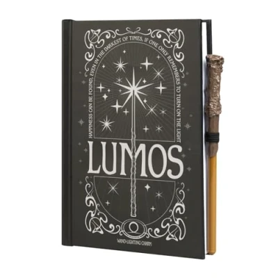 Immagine di Grupo Erik: Quaderno Harry Potter Lumos Maxima A5 con copertina che si illumina e Penna Bacchetta, Segnalibro, Tasca espandibile, 192 pagine 100 g/m², Gadget