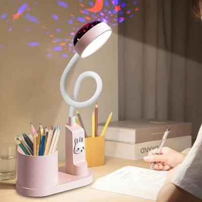 Immagine di lampada da scrivania per bambini, studio con proiezione cielo stellato, comodino a LED portapenne, ricaricabile USB, collo di cigno, dimmerabile, livelli luminosità