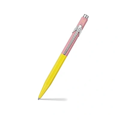Immagine di Penna a sfera unisex di Caran d&#039;ache della collezione 853 paul smith. colore giallo/rosa dimensioni 128,3 mm con astuccio in regalo. La referenza è A849341NM.