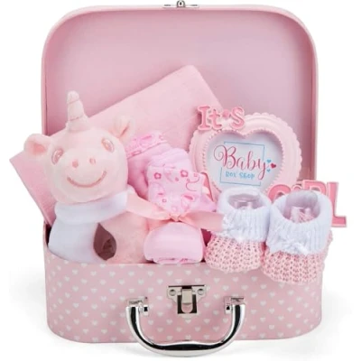 Immagine di Set Regalo Neonata Bimba Femmina per Baby Shower Confezionato in una Scatola Stile Valigetta Rosa con Sonaglio, Cornice, Mussola, Bavaglino, Calze, Guanti e Cappello