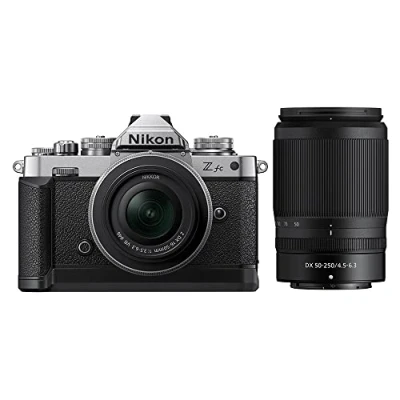 Immagine di Nikon Z fc 16 50 VR + 250 VR+ Lexar SD 64GB, Mirrorless DX 20.9 MP, ghiere di controllo, mirino elettronico, 4K, monitor angolazione variabile, argento [Nital Card: 4 Anni Garanzia]