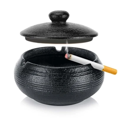 Immagine di Collazoey Posacenere da Esterno, in Ceramica con Coperchio, Sigarette Antivento,Ceramica Nera retrò, Adatto per Soprammobili Moderni, Casa, Ufficio, Balcone, Giardino