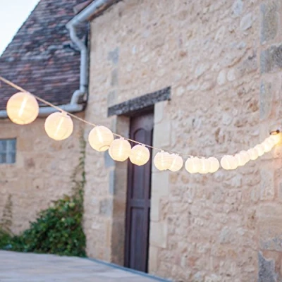 Immagine di Lights4fun Catena di 20 luci LED con lanterne in tessuto impermeabile bianco per uso interno ed esterno