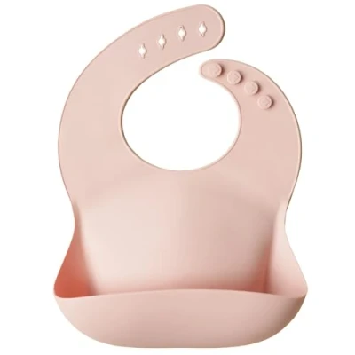Immagine di mushie Bavaglino Silicone Impermeabile Regolabile Facile da Pulire 4 Misure Regolabili con tasca Frontali Profonde Senza BPA articoli per neonati &amp; bambini Blush