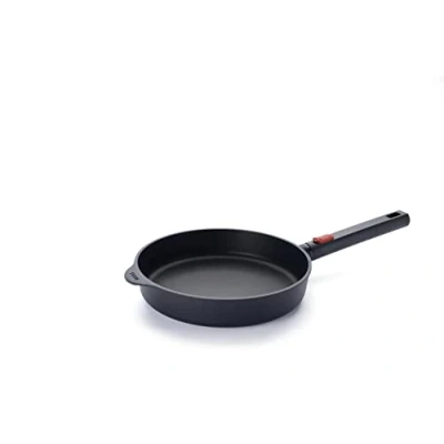 Immagine di Woll Eco Logic QXR Padella piatta in ghisa induttiva, diametro 24 cm, altezza 5 con manico rimovibile, adatta per tutti i piani cottura, senza PFAS, rivestimento antiaderente, alluminio