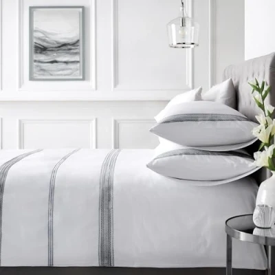 Immagine di Appletree Copripiumino ricamato bianco tinta unita Dimensioni letto super king (260 x 220 cm) 100% cotone 200 fili 2 federe biancheria da e per hotel in