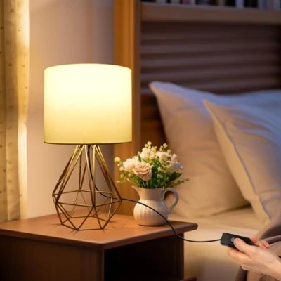 Immagine di Aigostar Lampada da Comodino in Stile Industriale Retrò, Tavolo con Attacco Piccolo E14, Portalampada Base Metallo e Paralume Bianco, Perfetto per Decorare Camera letto Dorata