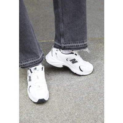 Immagine di New Balance 530 Unisex Sneakers basse, Taglia: 37, White/black Finta pelle / tessuto