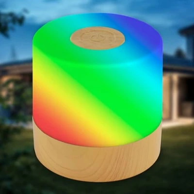 Immagine di B.K.Licht Mini lampada da tavolo LED RGBW wireless IP44 con touch, cambio colore, batteria ricaricabile, USB C, luce comodino, decorativa,luce esterna,camera dei bambini, 7x7cm, effetto legno
