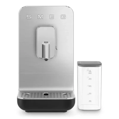 Immagine di Smeg, Macchina da Caffè Espresso Automatica BCC13BLMEU, Sistema Latte, Macinacaffè Integrato, Thermoblock, Serbatoio 1,4 L, Cassetto Raccogligocce Rimovibile, Dimensioni Compatte, 1350W, Nero