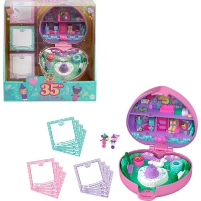 Immagine di Polly Pocket Cofanetto 35 Compleanno da Collezione, playset con 2 Bambole, 3 timbrini per Le Feste e 12 Biglietti Lettera, Torta Palloncini Inclusi, Giocattolo Bambini, 4+ Anni, HWP20