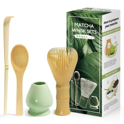 Immagine di Kit da Cerimonia giapponese Matcha 4 Pezzi, Frusta Gialla in Resinoso, Cucchiaio Bambù, Paletta Porta Frullino, Set per la bevanda Blu Celadon